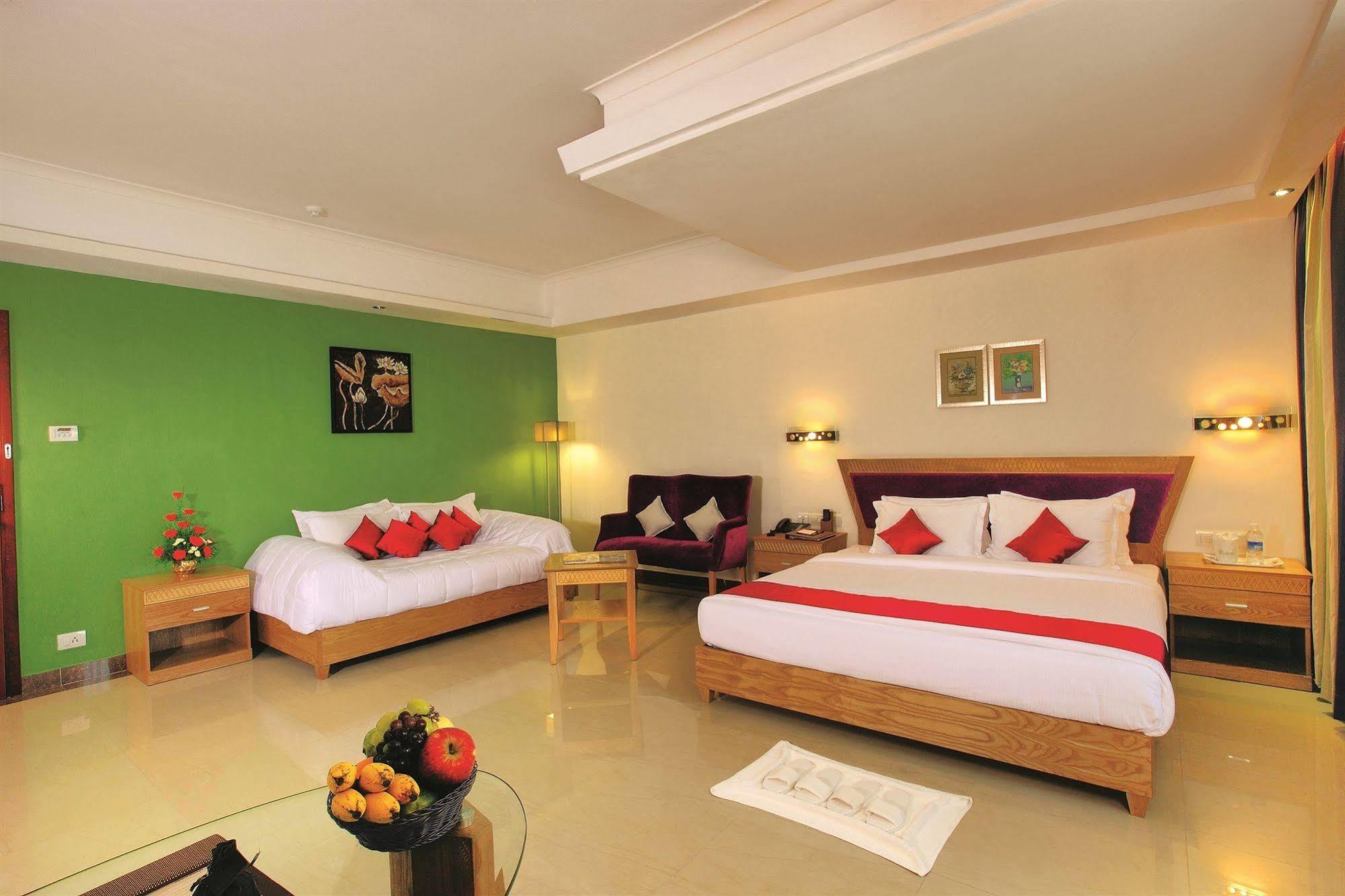 Biverah Hotel y Suites Thiruvananthapuram Exterior foto